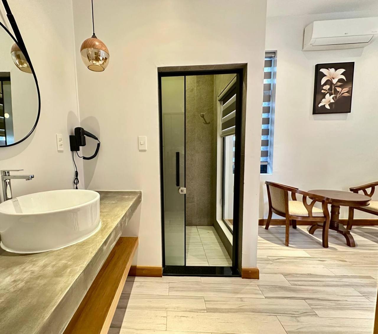 The R&B Boutique Hotel Kampot Bagian luar foto